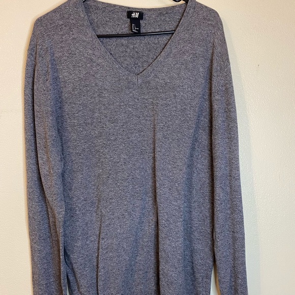 H&M Men’s v neck sweater size L